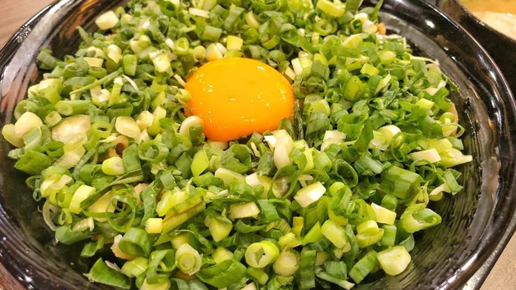 最推薦的「衝動-蔥丼」,蔥花多到飯都看不到。(圖/翻攝自痴吃的玩)