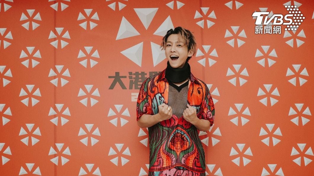 炎亞綸「帶頸傷」嗨登大港開唱！不怕人體衝浪被樂迷偷摸