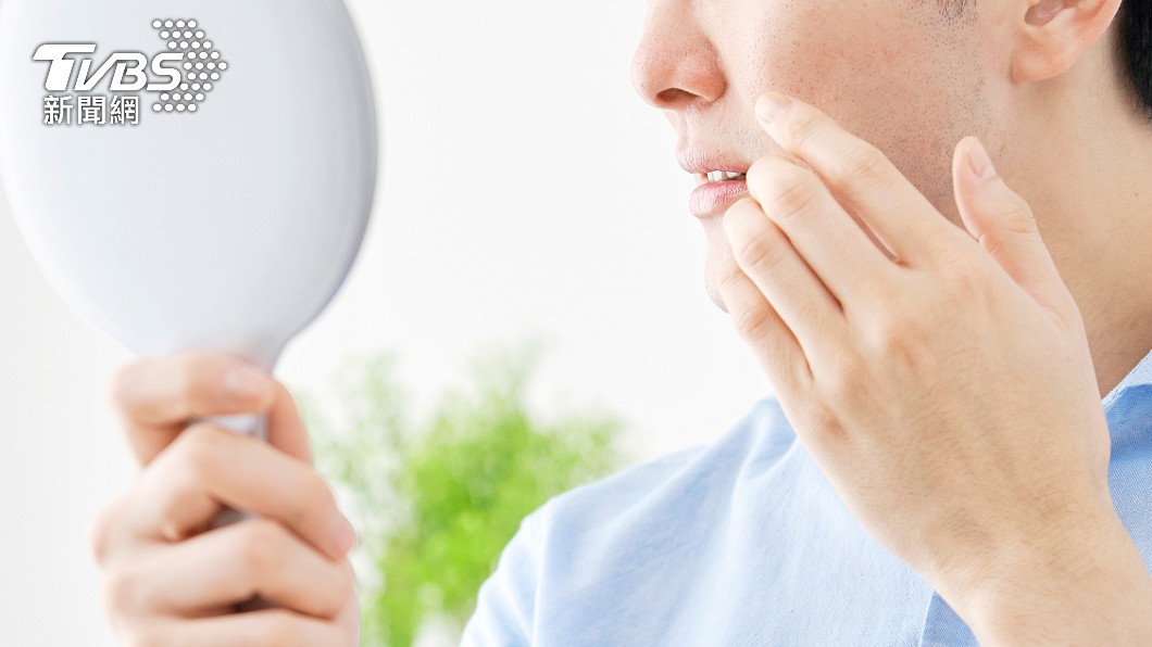 狂冒痘、抽筋!醫一聞驚「身上飄尿味」搖頭嘆:末期了
