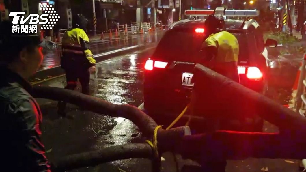 警方用警車把樹拖到路旁。（圖／TVBS）