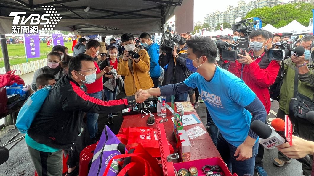 國民黨立委蔣萬安今天出席2022第7屆電器盃反詐騙公益路跑活動。(圖/TVBS)
