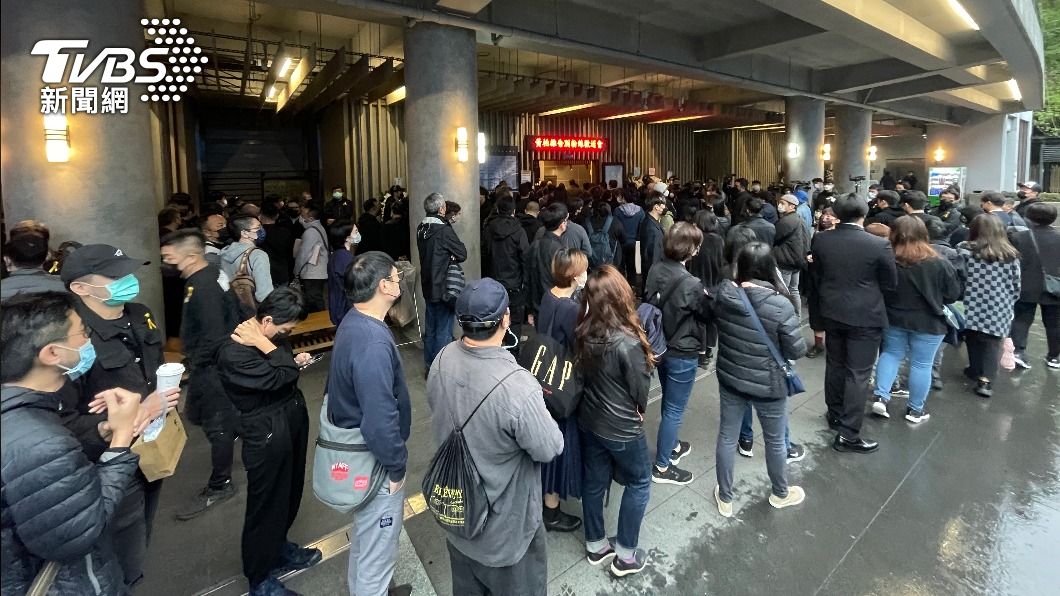 雄爺告別式現場人潮擠爆。(圖/許方正攝)