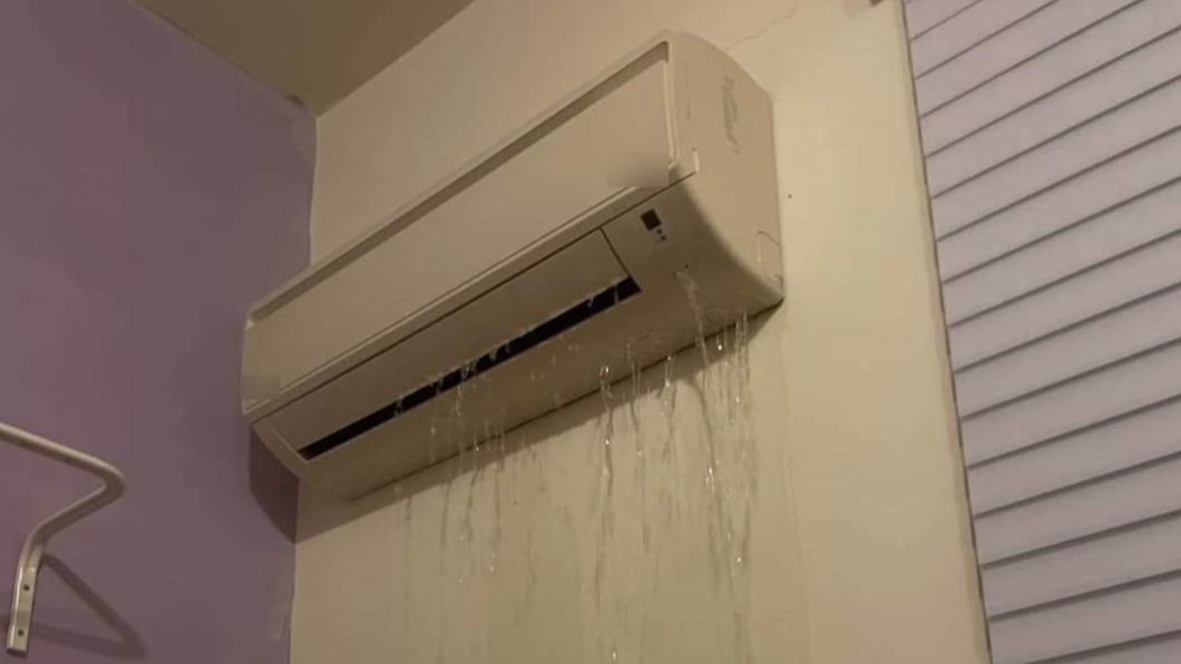 聽見下雨的聲音…冷氣突狂漏水成「室內瀑布」　原因曝光