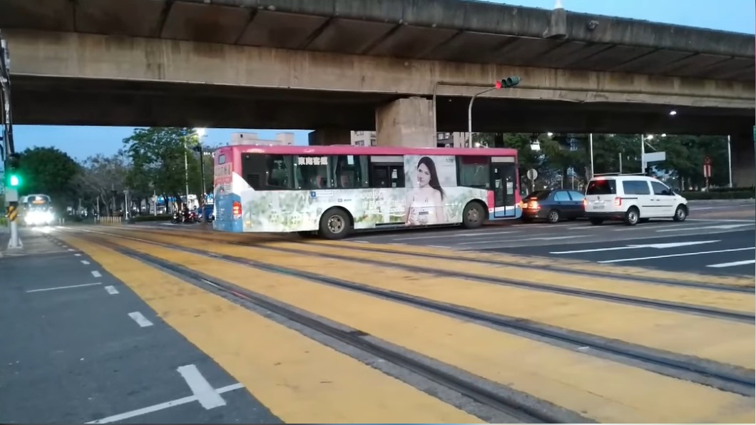 扯!公車疑貪快卡死雙向輕軌 網友怒轟:人命不值錢?