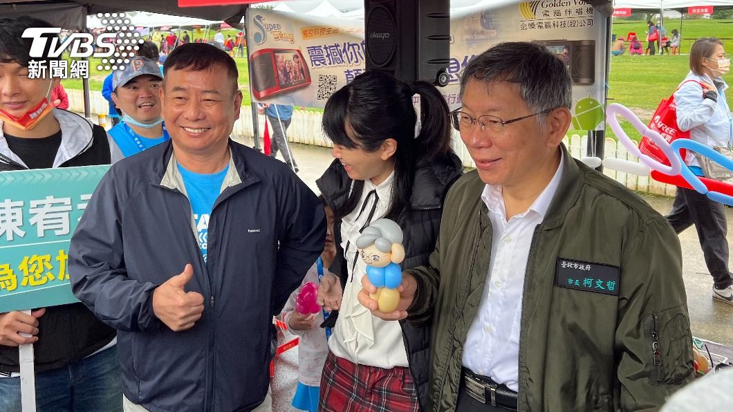 柯文哲拍照時,不像蔣萬安活躍,而是依照以往成為「人形立牌」模式,但拍照的人相較之下較蔣萬安少。(圖/TVBS)