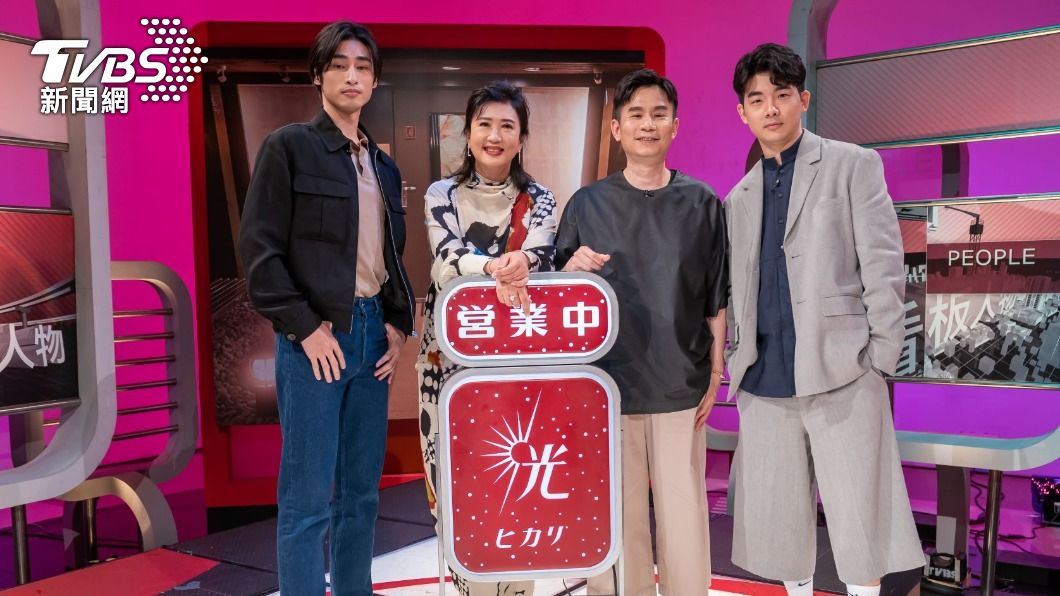 （左起）章廣辰、方念華、杜政哲與胡瑋杰在TVBS《看板人物》中大談《華燈初上》的拍攝。（圖／TVBS）