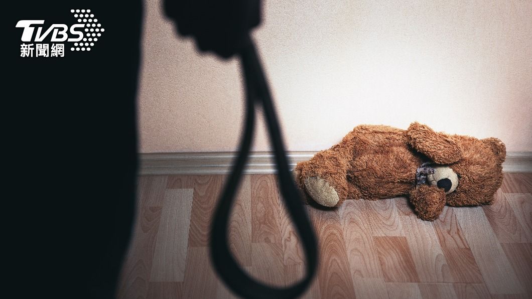 男童頭部遭撞擊致死,母親夥同同居男女將屍體埋在家中。(示意圖/shutterstock 達志影像)