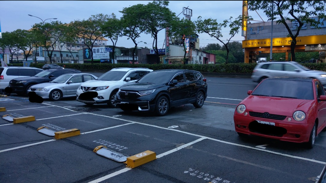 停車場外刷一排！網友轟這景象「自私」　當地人道歉：彰化日常