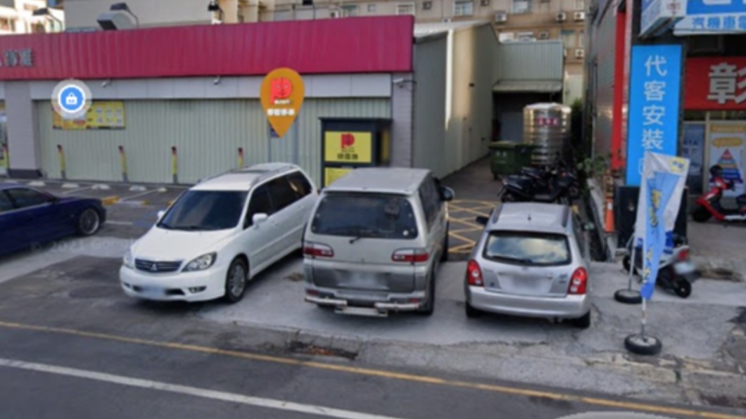 甚至有駕駛將車停在賣場後出入口。（圖／翻攝自GOOGLE街景）