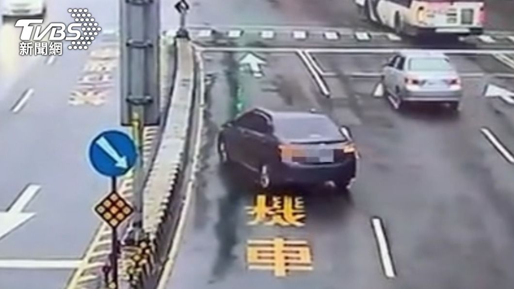 周男酒醉駕車撞分隔島。（圖／TVBS）