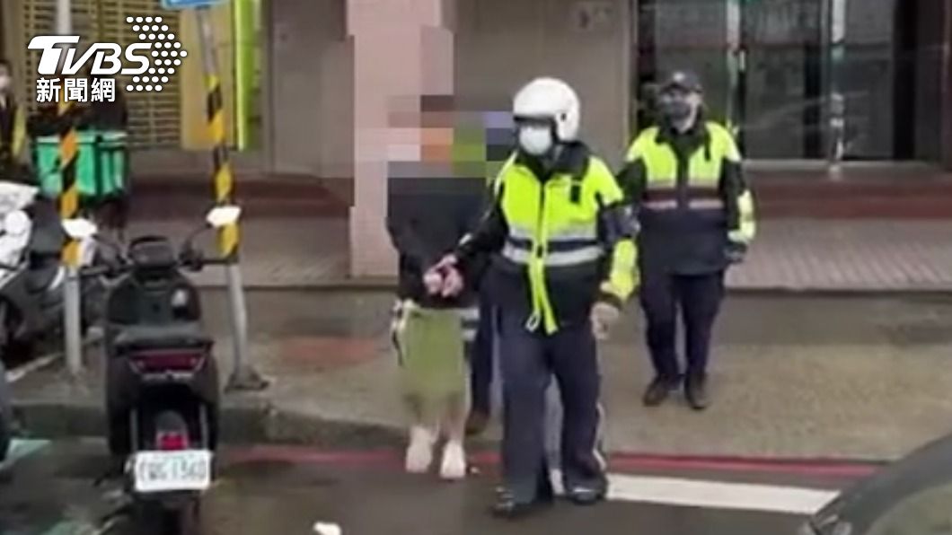 駕駛被警方上銬逮捕。（圖／TVBS）