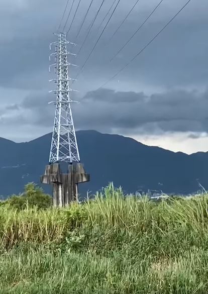 寂靜的天空突然出現奇異景象。(圖/翻攝自爆系知識家臉書)