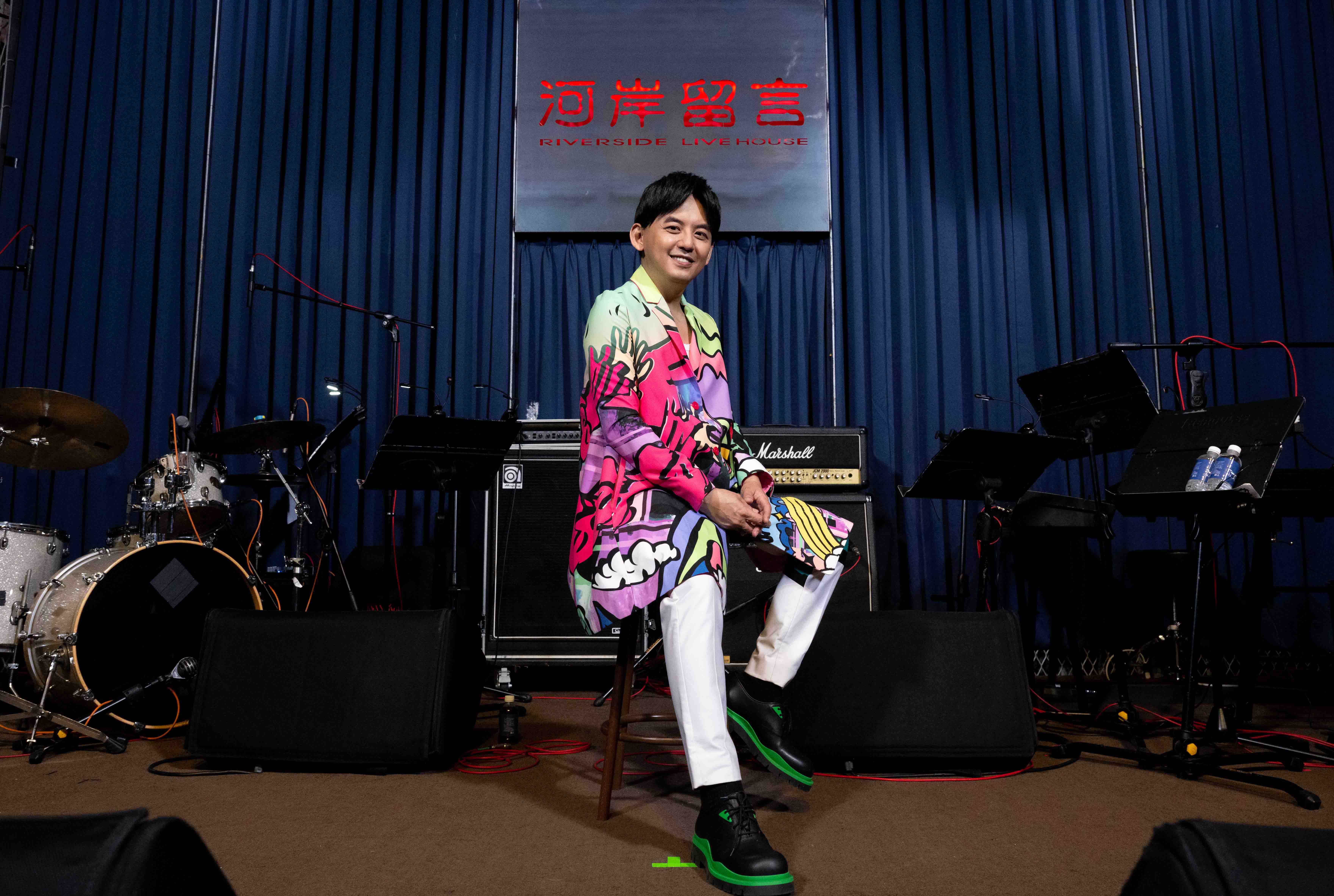黃子佼讚同期徐若瑄攻蛋，但同時也笑說：「而我只在紅樓河岸？真的令人嫉妒了。」（圖／響地音樂提供）