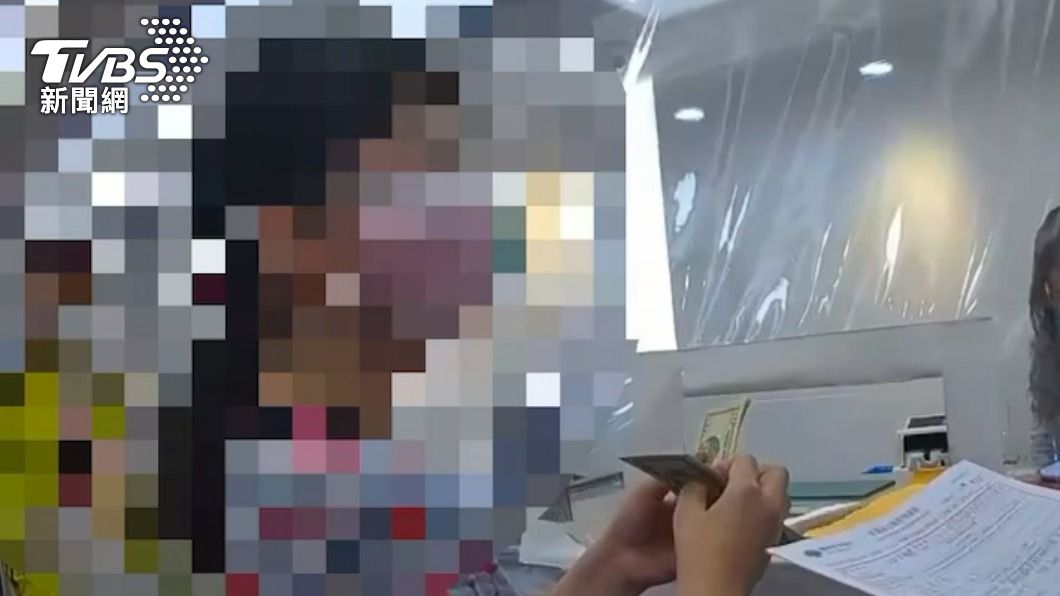 女子手上拿著3200元美金。(圖/TVBS)