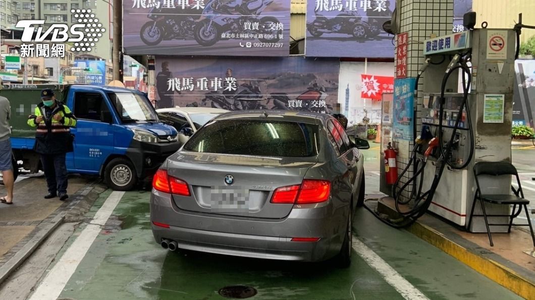 衰!加油也被撞!貨車迴轉撞直行車 衝進加油站波及BMW