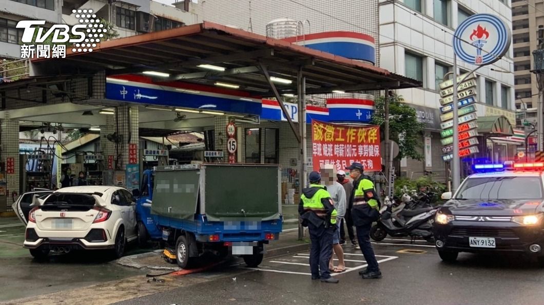 小貨車迴轉未注意撞擊直行車。(圖/TVBS)