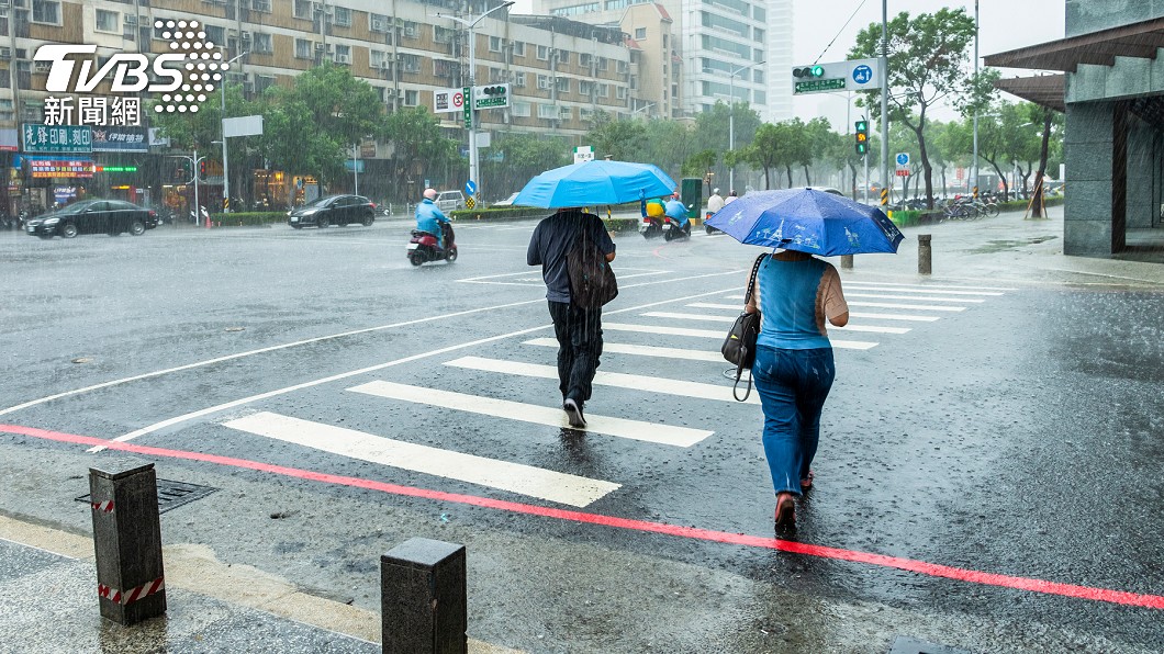 近期常有雨,民眾外出總需要撐傘。(示意圖/shutterstock 達志影像)