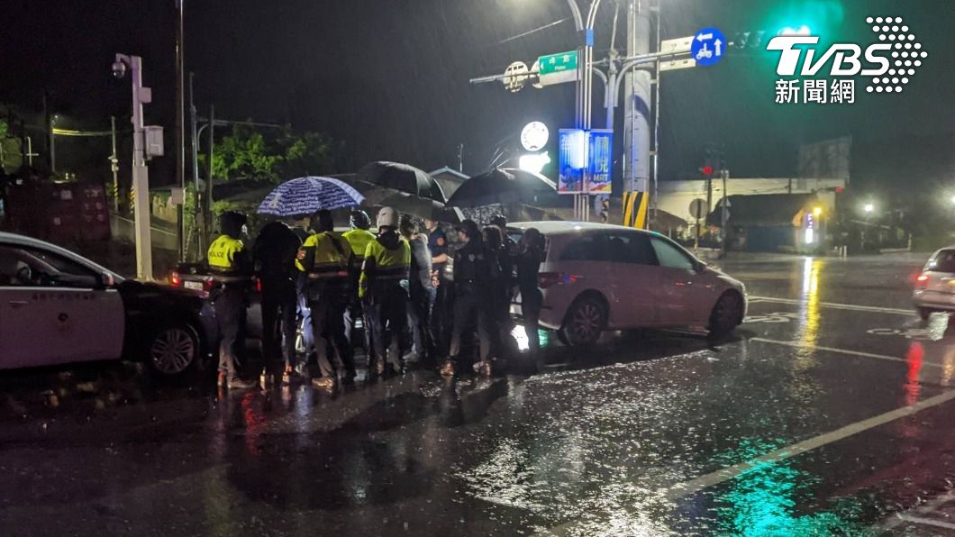 淡水警方動員線上警網在雨夜中圍捕。(圖/TVBS)