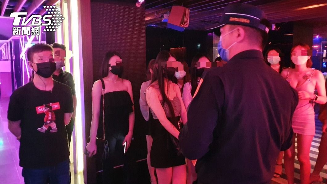八大行業嚴管「第三劑」高雄警稽查 酒店小姐排排站臨檢