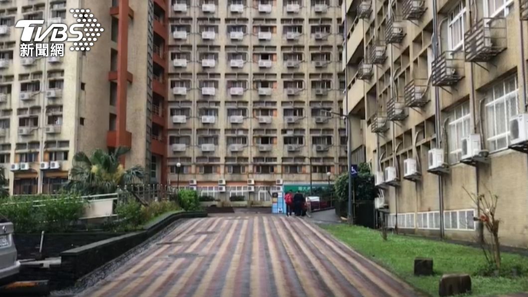 海大內仍有住宿生在校內活動。(圖/TVBS)