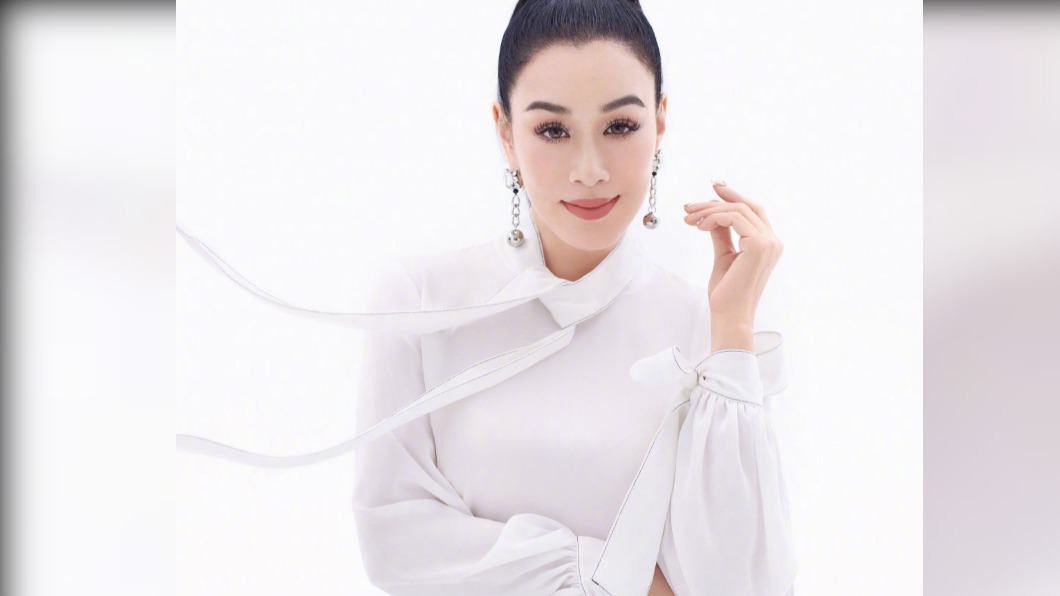 凍齡女神崩壞? 鍾麗緹「素顏」嚇壞網:睫毛太像蟑螂腳