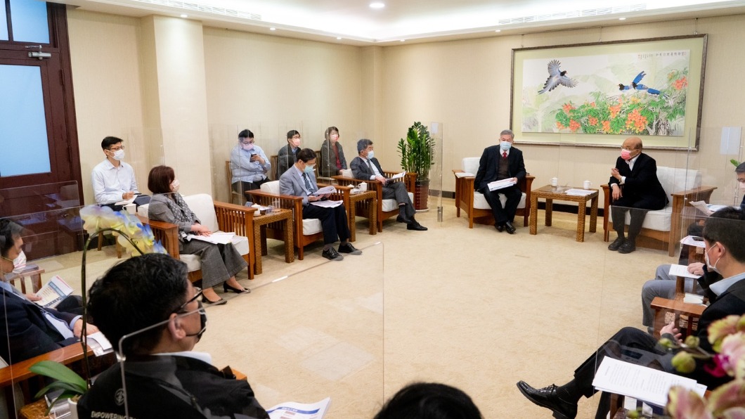 群聚增加 蘇貞昌下令設置篩檢站、快速調度快篩試劑