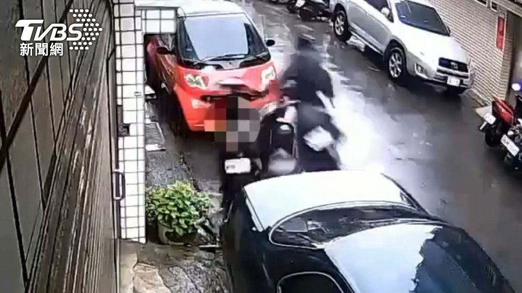 天雨路滑?騎士失控撞2機車2汽車 受害車主怒:肇事逃逸