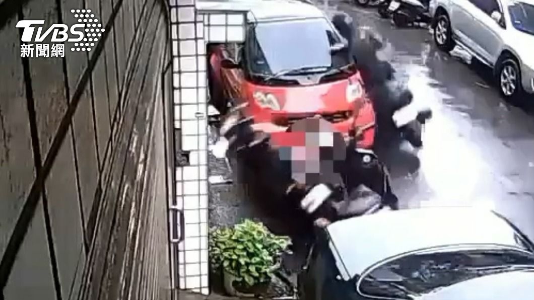 騎士連人帶車摔飛。(圖/TVBS)