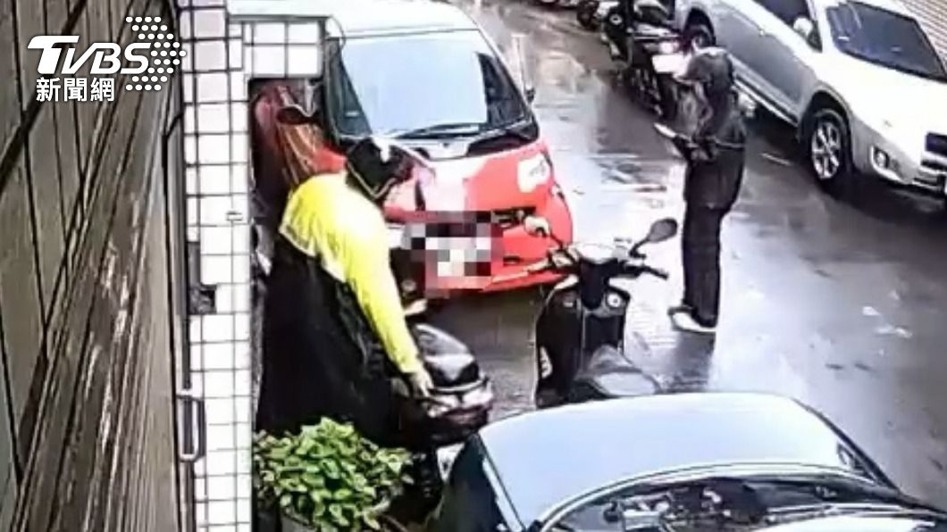 另有騎士幫忙把車輛扶起。(圖/TVBS)
