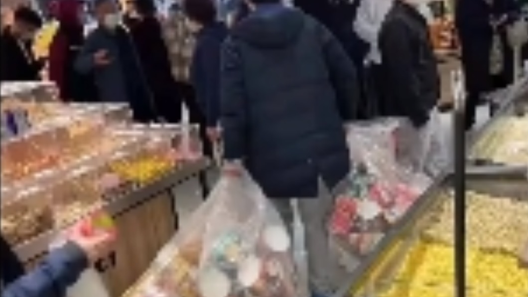 有網友拍下一名男子拖著好幾大袋的碗裝泡麵。(圖/翻攝自 @简直逆天了 微博)