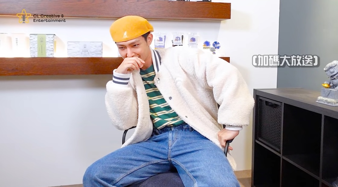 炎亞綸加碼放送時尚擺拍POSE。(圖/翻攝自炎亞綸YouTube頻道)