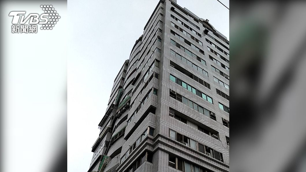 趁保母上廁所2歲女童翻護欄　遭背包勒頸險死
