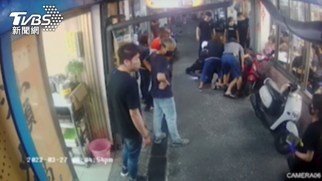 屏東夜市警匪追逐!大隻毒蟲壓不住 吃鍋民眾湧上前幫忙