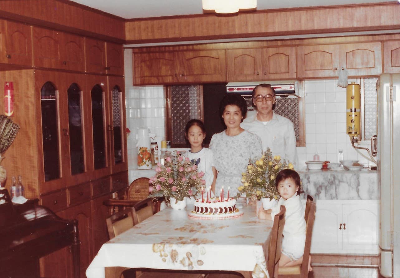 賈永婕(左1)和爺爺奶奶合影。(圖/翻攝自賈永婕的跑跳人生臉書)