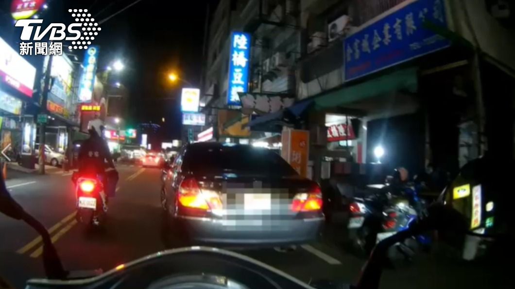 員警攔查違規車輛,韋嫌趁隙逃跑。(圖/TVBS)