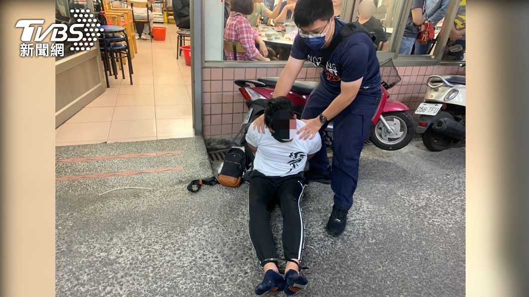 警方在他身上搜到海洛因。(圖/TVBS)