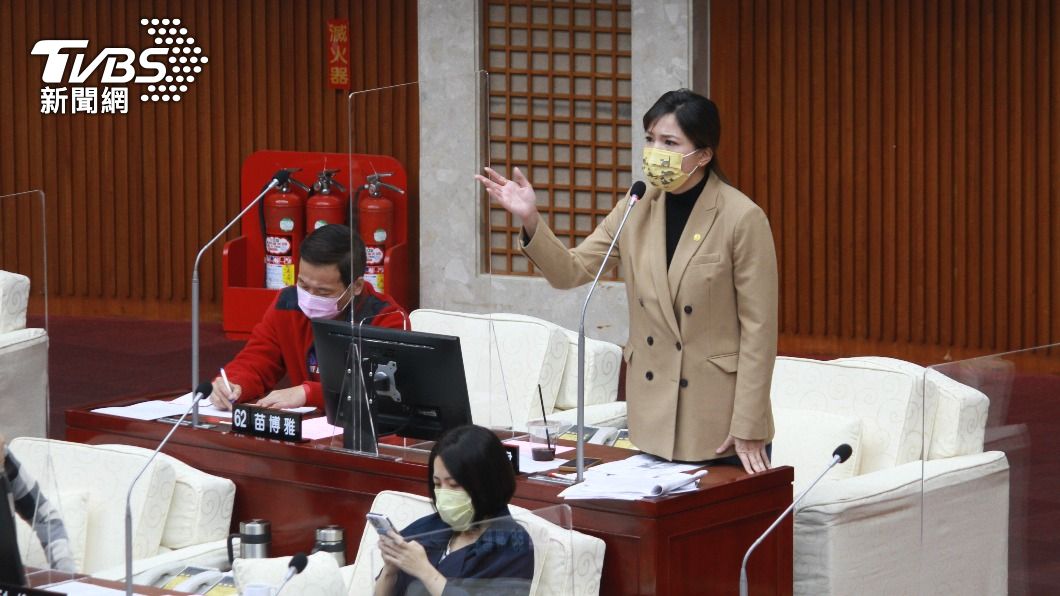 台北市議員鍾沛君憤怒質詢陳信瑜。(圖/TVBS)