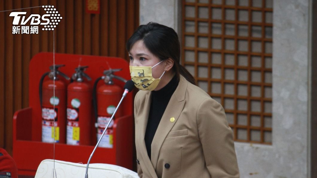 台北市議員鍾沛君憤怒質詢陳信瑜。(圖/TVBS)