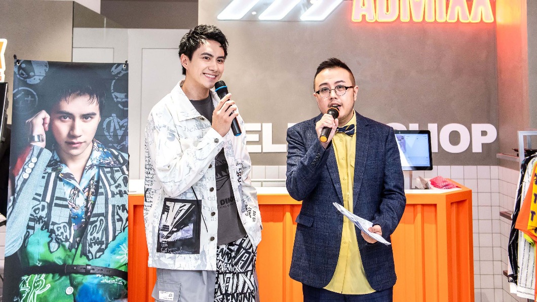 潘君侖和主持人登登。(圖/ADMIXX提供)