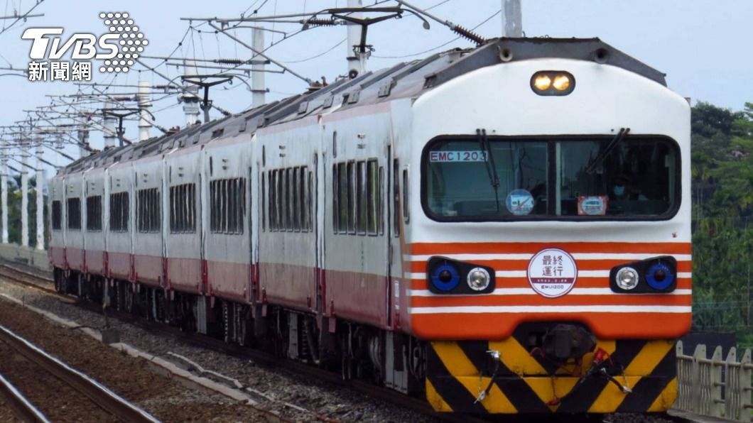 台鐵紅斑馬退役 「最終運行」鐵道迷湧枋寮車站搶拍