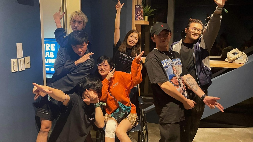 美秀集團貝斯手婷文（中）昨日不甚跌落高台，稍早已順利出院。（圖／翻攝自美秀集團臉書）