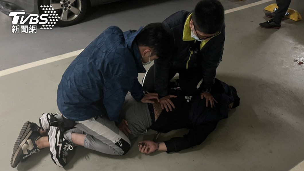 其他員警隨即將開槍的陳姓嫌犯制伏。(圖/TVBS)