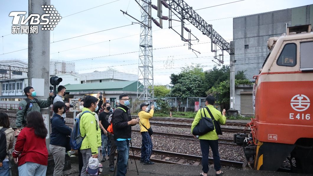 最末一班復興號列車,一早吸引鐵道迷到場拍照留念。(圖/中央社)
