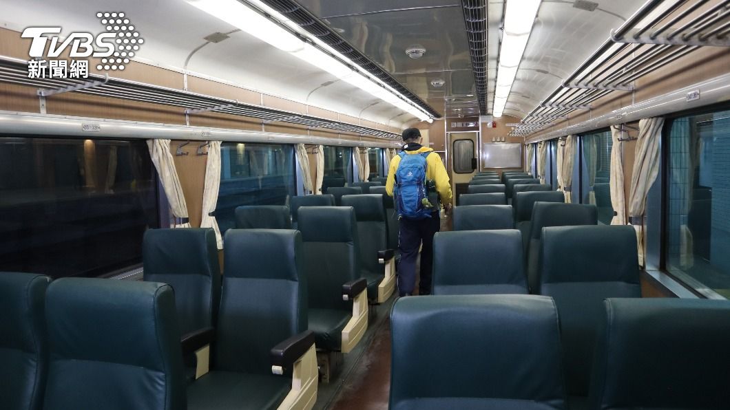 復興號由電力機車頭拉載,共8節車廂,一車廂內有60座,座椅間距較窄。(圖/中央社)
