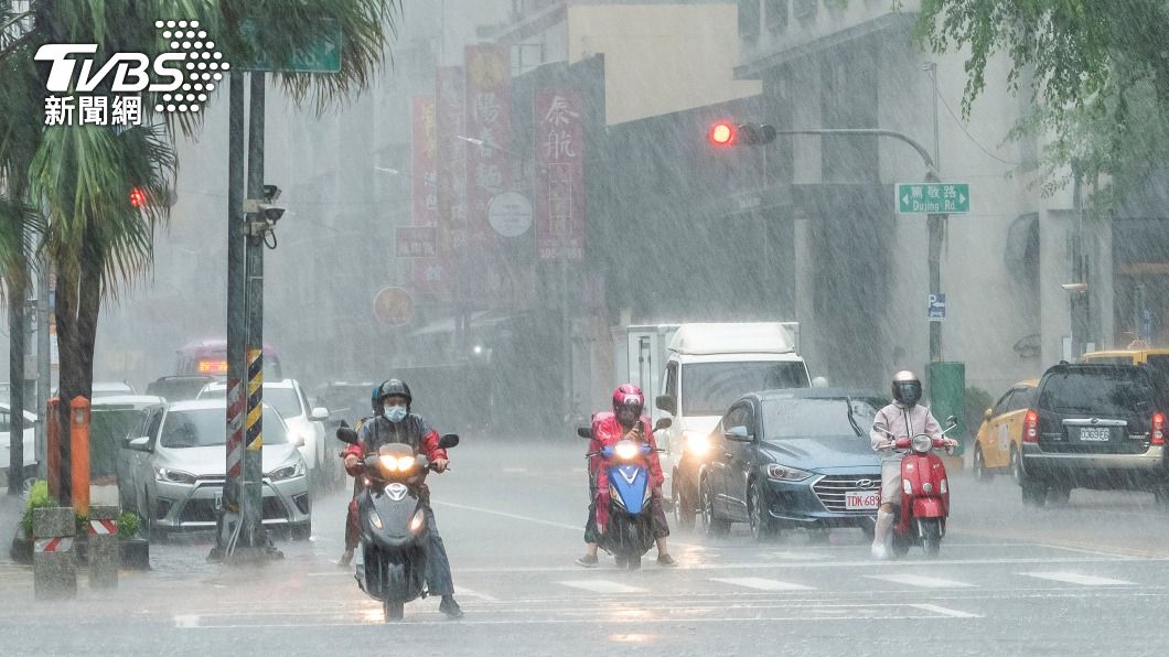 雨愈晚愈大！冷氣團挾雨彈「全台低溫濕冷」　這天起回暖