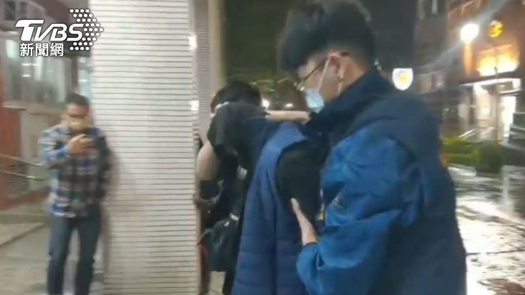 嫌犯遭警方逮捕。（圖／TVBS）
