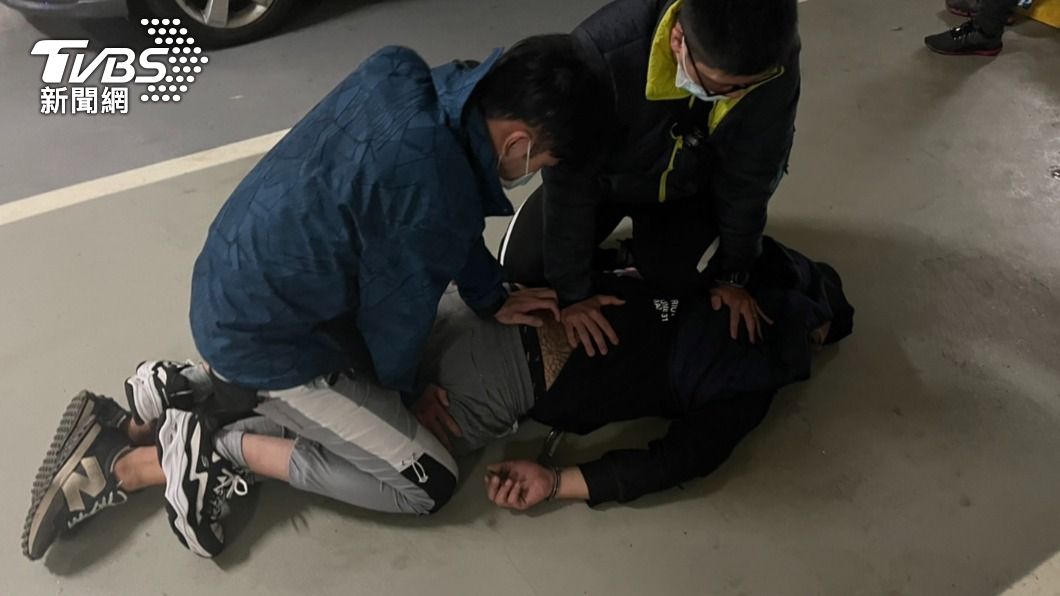 嫌犯遭壓制前朝小隊長射擊。（圖／TVBS）