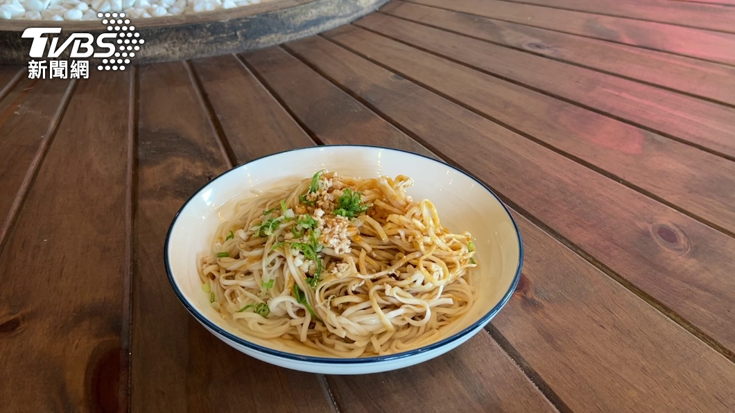 主廚更挑選川味特有麵種此為柔嫩的水葉子麵。（圖／葉韋辰攝）