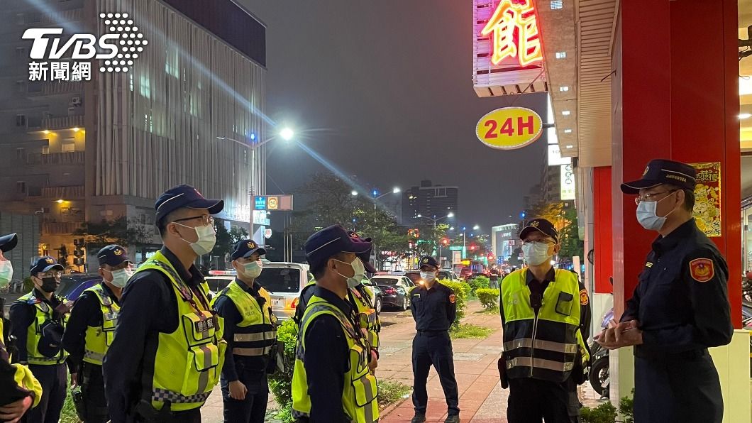 24名警力出動稽查。（圖／TVBS）