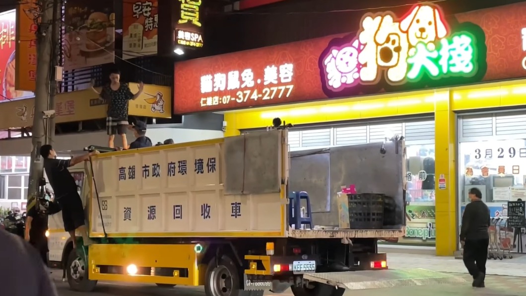 男子情路不順!爬回收車頂發酒瘋 眾人合力拉下壓制